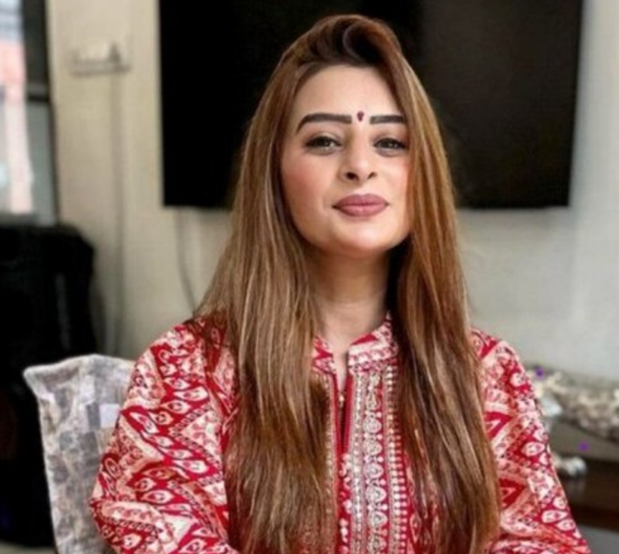 Indian Actress Ankita Dave Kissing